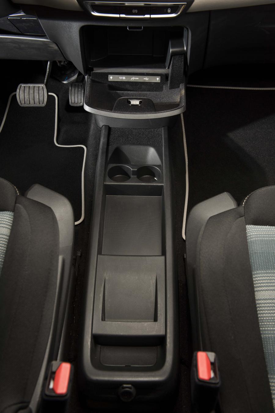 Детали интерьера Citroen C4 Spacetourer Rip Curl 2019 года  (AR) (фото 3 из 12)